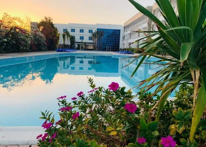 Lovely Sunny Front, Near Senzo Mall Free Wifi Apartment